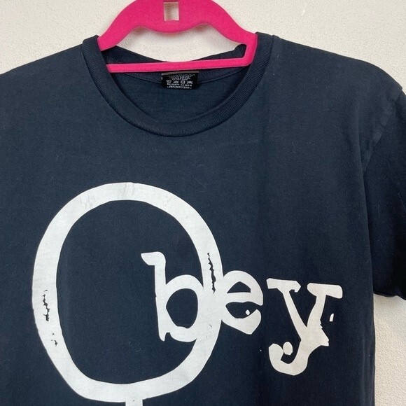 🥑5/$25 OBEY black & white logo t-shirt sz Small - Picture 3 of 5
